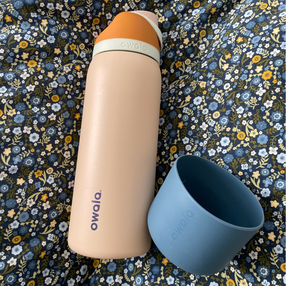 EUC Owala 32 oz Freesip Bottle and Boot